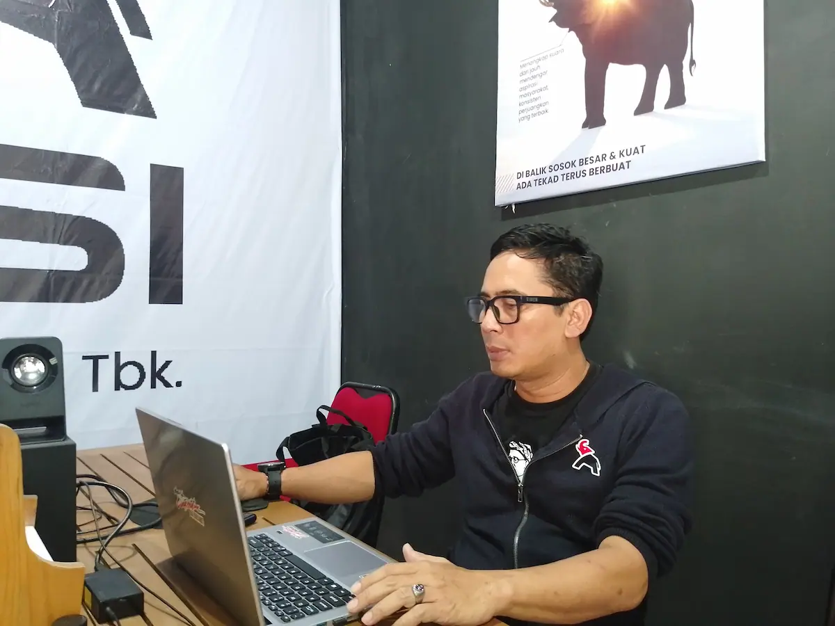 Ketua DPD PSI Kudus, Antoni Alfin, memberikan keterangan pers terkait dinamika partai.