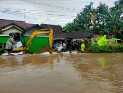 Tanggul Sungai Setro Jebol, Rumah Warga di Pladen Kudus Terendam Banjir