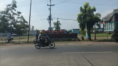 Pengendara melintasi kawasan gerbang Alun-alun Kembangjoyo Pati yang tampak lengang.