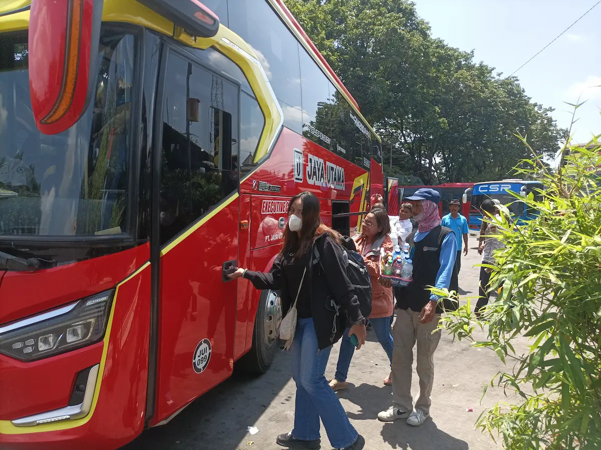 Ratusan warga Pati memadati Terminal Kembangjoyo saat turun dari bus program mudik gratis tahun lalu.