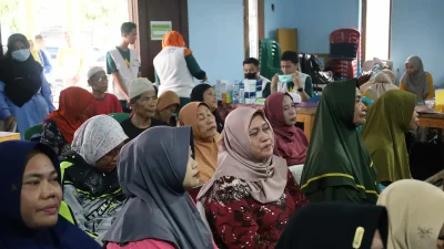 Warga Kabupaten Demak sedang mengantre untuk mendapatkan layanan Cek Kesehatan Gratis di Puskesmas.