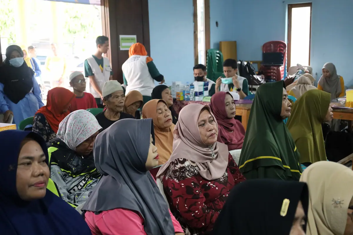 Warga Kabupaten Demak sedang mengantre untuk mendapatkan layanan Cek Kesehatan Gratis di Puskesmas.