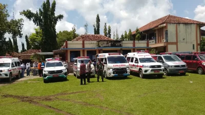 Deretan ambulans menjemput siswa SMA N 2 Kudus yang mengalami keracunan makanan