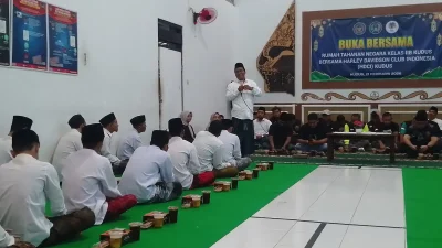 Seorang ustaz sedang memberikan tausiah kepada ratusan warga binaan Rutan Kudus dalam acara buka puasa bersama komunitas HDCI.