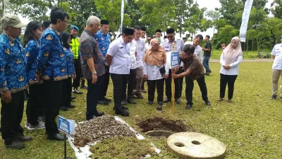 Wakil Gubernur Jawa Tengah Gus Yasin didampingi Bupati Kudus Sam'ani Intakoris saat meninjau sumur resapan di Gebog Kudus.