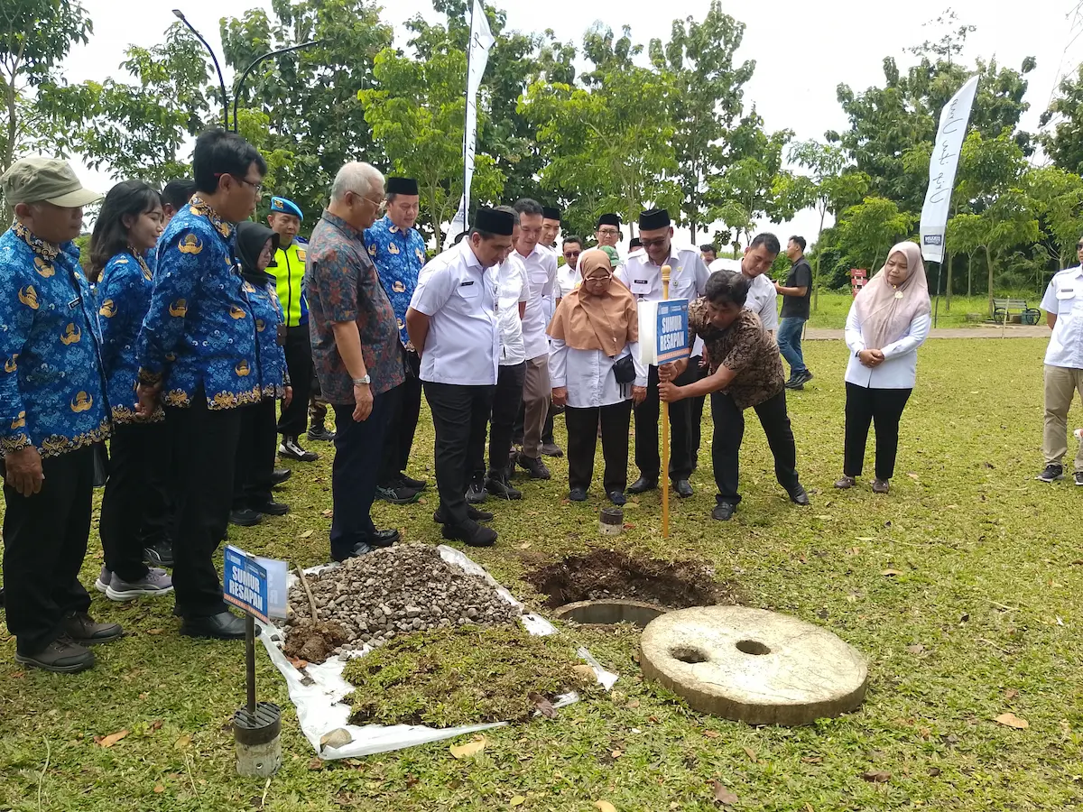 Wakil Gubernur Jawa Tengah Gus Yasin didampingi Bupati Kudus Sam'ani Intakoris saat meninjau sumur resapan di Gebog Kudus.