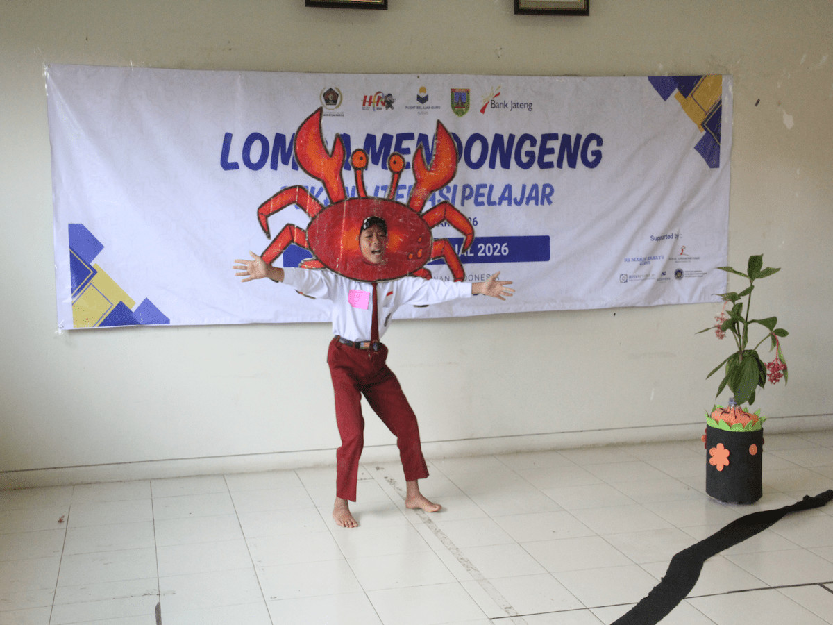Seorang siswa SD peserta lomba mendongeng tampil ekspresif di panggung Gedung PBG dalam acara Pekan Literasi Pelajar PWI Kudus.