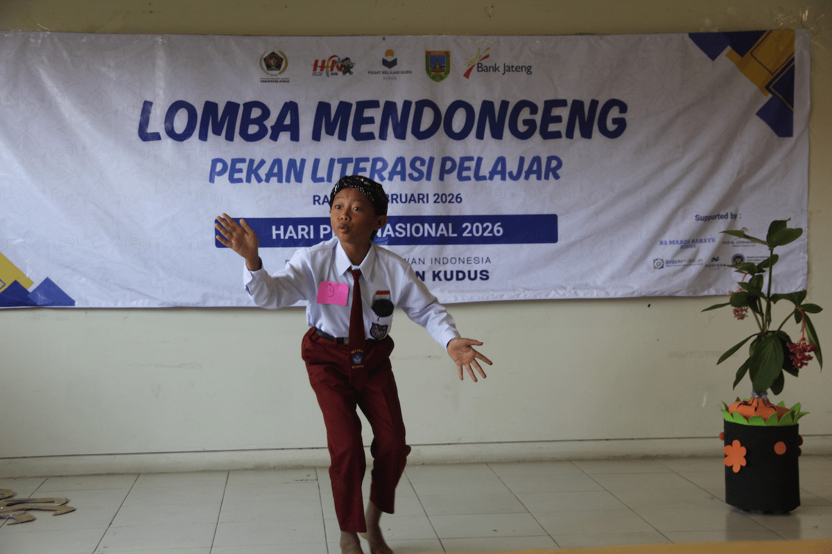 Salah satu peserta lomba mendongeng menampilkan karya terbaiknya di ruangan Gedung Pusat Belajar Guru (PBG)