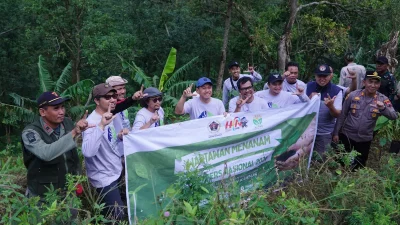 Bupati Kudus Sam'ani Intakoris bersama anggota PWI melakukan penanaman pohon dalam acara Penghijauan Lereng Muria di Desa Kajar.