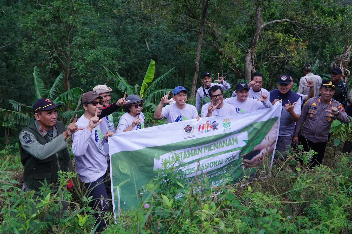 Bupati Kudus Sam'ani Intakoris bersama anggota PWI melakukan penanaman pohon dalam acara Penghijauan Lereng Muria di Desa Kajar.