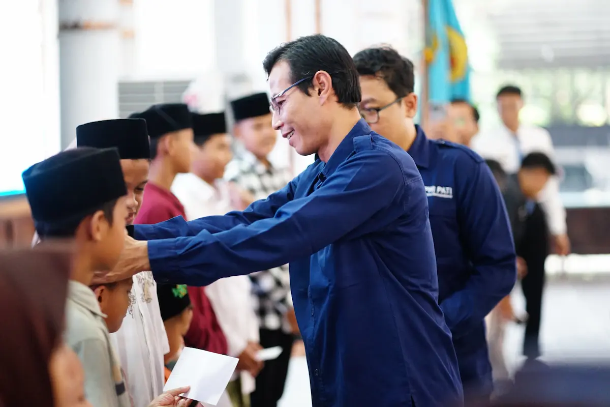 Penyerahan simbolis bantuan peralatan sekolah oleh PWI Pati kepada anak korban banjir saat peringatan HPN 2026.