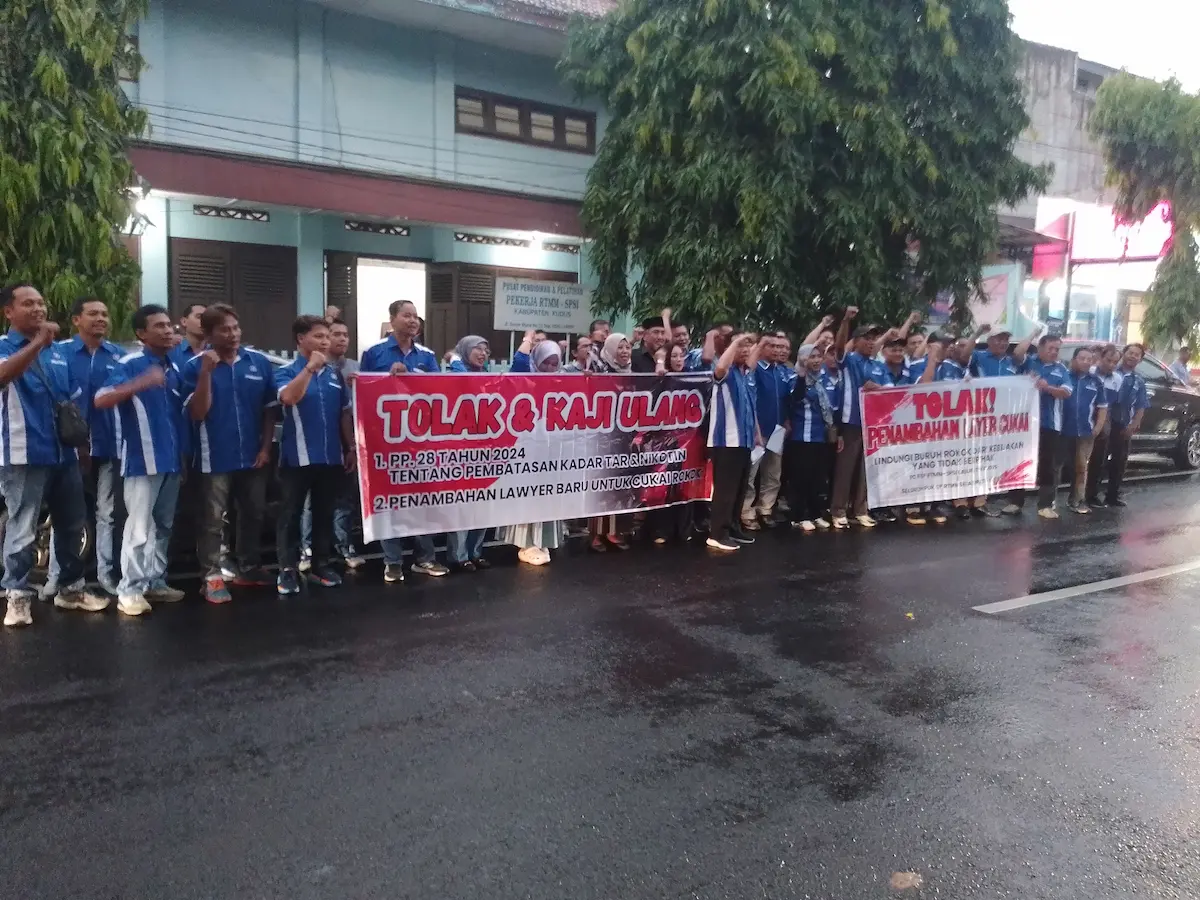 Ketua PC FSP RTMM-SPSI Kudus Sabar memberikan pernyataan menolak wacana penambahan layer cukai rokok bersama sejumlah buruh