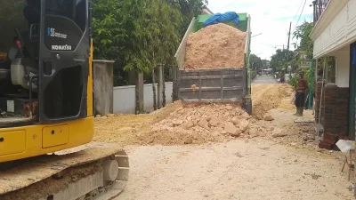 Warga Karangrowo Kudus bergotong royong meratakan tanah urug di jalan desa yang rawan banjir.