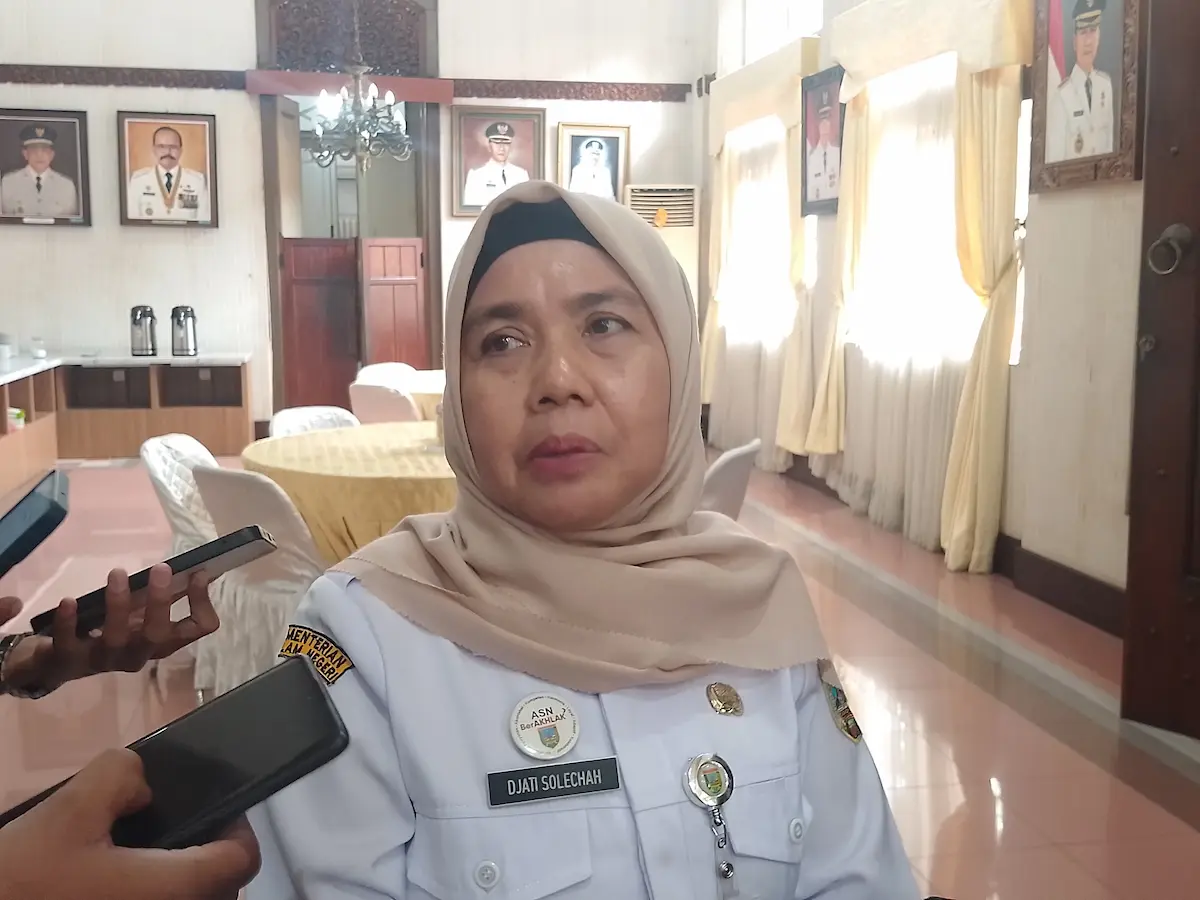 Kepala BPKAD Kudus Djati Sholehah memberikan keterangan terkait persiapan anggaran THR ASN Kudus 2026 di lingkungan pemerintahan daerah.