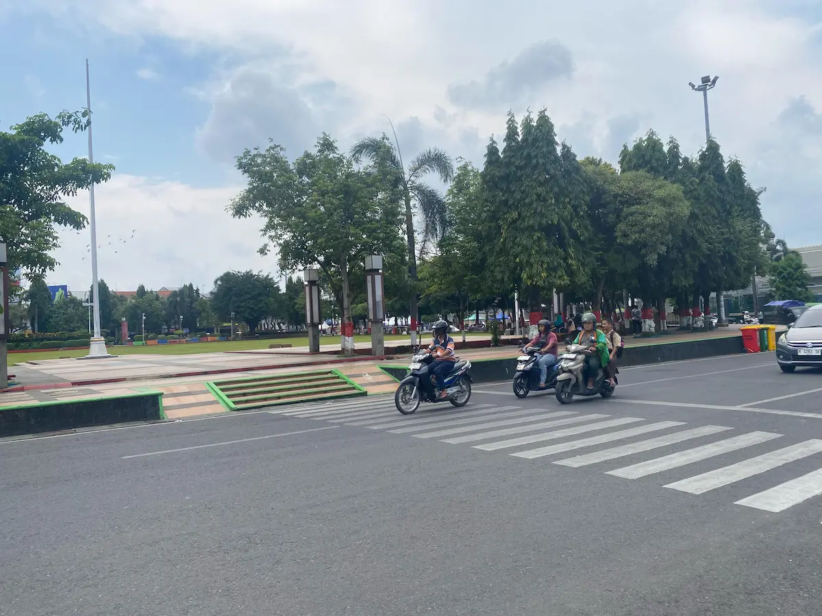 Suasana keramaian pengunjung di Alun-alun Simpang Tujuh Kudus yang kini dilengkapi fasilitas layanan WiFi gratis Kudus tanpa password.