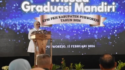 Bupati Purworejo Hj. Yuli Hastuti memberikan sambutan di depan perwakilan penerima PKH Purworejo yang lulus mandiri.