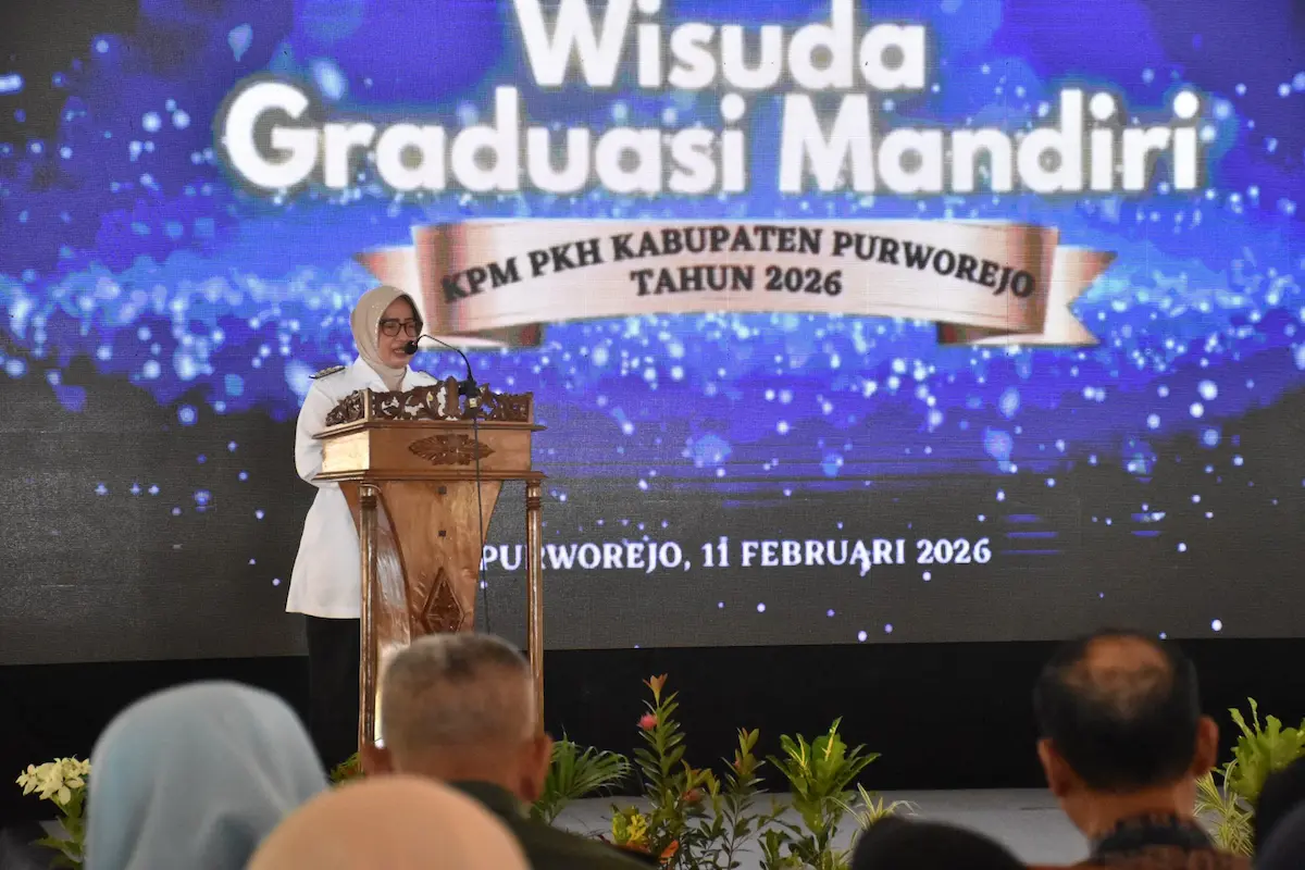 Bupati Purworejo Hj. Yuli Hastuti memberikan sambutan di depan perwakilan penerima PKH Purworejo yang lulus mandiri.