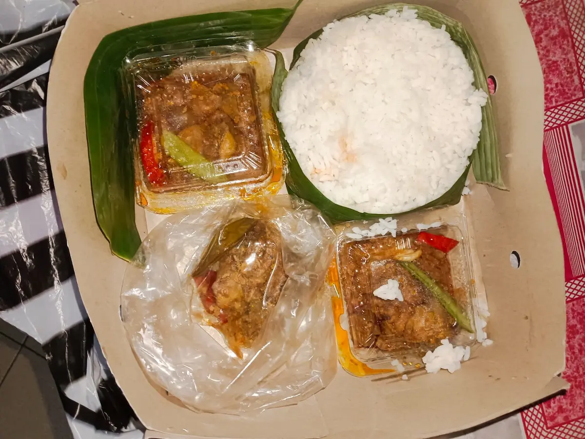 paket nasi berkat Ruwahan yang menyebabkan keracunan massal di Desa Trirejo