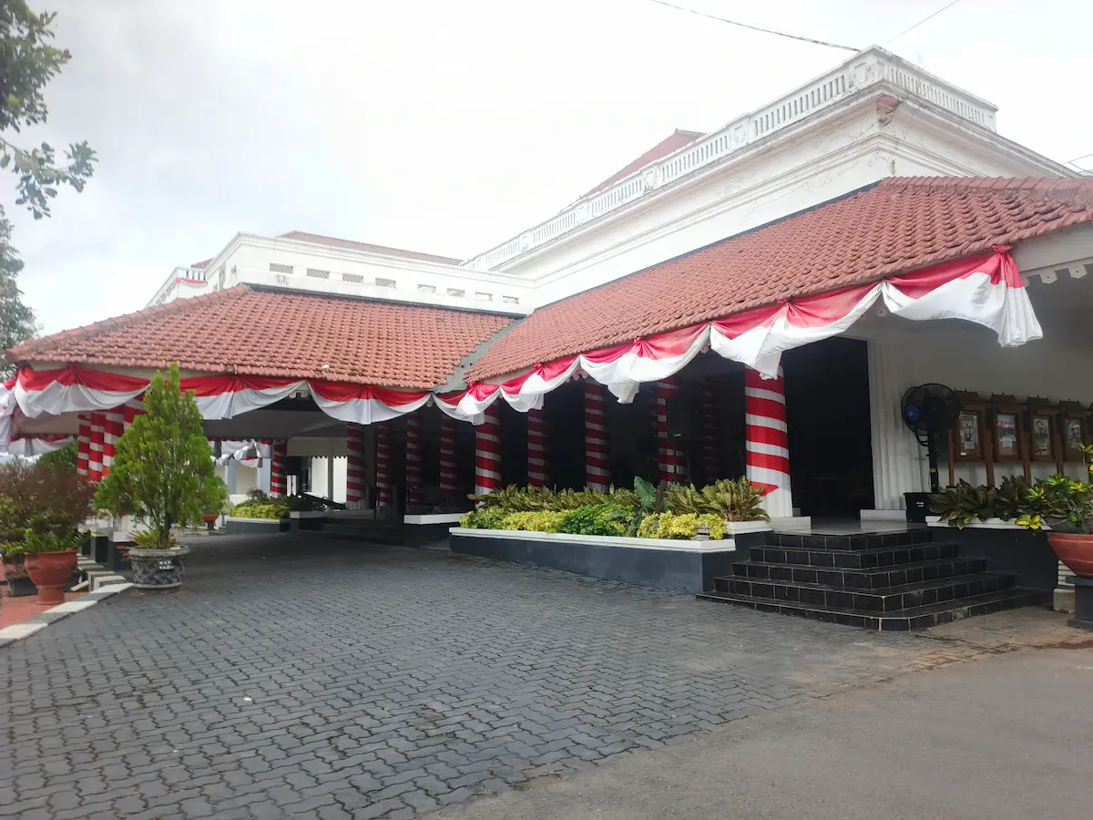 bagian depan Kantor Bupati Purworejo yang berlokasi di Jalan Proklamasi Nomor 2, Purworejo