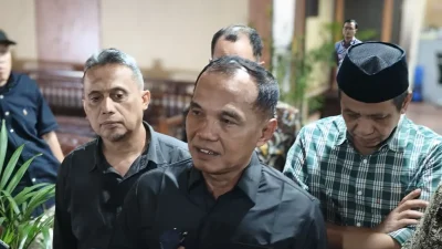 Ketua DPRD Jateng Sumanto dan Sekda Jateng Sumarno saat memberikan keterangan pers di Gedung Berlian Semarang terkait kebijakan pemangkasan PKB 5 persen.