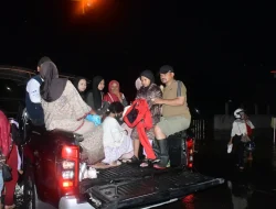 Banjir Pemalang Rendam Alun-alun, Bupati Anom Turun Tangan Evakuasi Penonton Konser