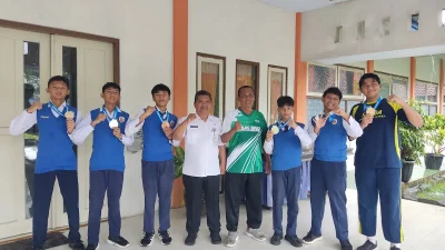 Kepala SMPN 2 Pemalang Nur Zamruddin berfoto bersama enam siswa peraih medali emas dan perunggu Kejuaraan Silat Nasional.
