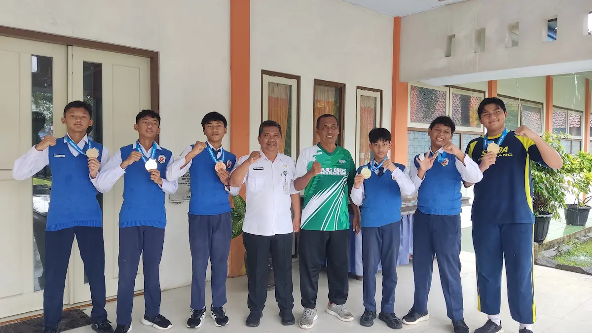 Kepala SMPN 2 Pemalang Nur Zamruddin berfoto bersama enam siswa peraih medali emas dan perunggu Kejuaraan Silat Nasional.