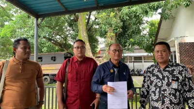 Kuasa hukum Pimpinan Ponpes Jepara, Nur Ali, beserta timnya tengah memberikan klarifikasi terkait kasus dugaan pelecehan seksual di Sekretariat PWI Jepara.