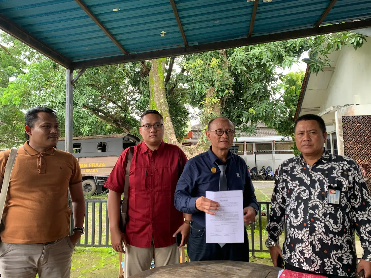 Kuasa hukum Pimpinan Ponpes Jepara, Nur Ali, beserta timnya tengah memberikan klarifikasi terkait kasus dugaan pelecehan seksual di Sekretariat PWI Jepara.