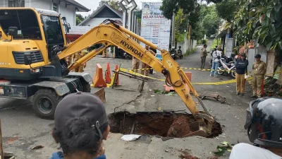 Jalan dr. Wahidin Semarang Ambles Sedalam 3 Meter, Ternyata Ini Penyebabnya