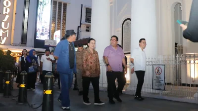 Wakil Gubernur DKI Jakarta Rano Karno saat meninjau kawasan Kota Lama Semarang bersama Wali Kota Agustina Wilujeng.
