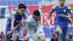 Duel perebutan bola antara pemain Persijap Jepara melawan Arema FC di Stadion Kanjuruhan Malang.
