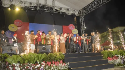 Wali Kota Semarang Agustina Wilujeng mengenakan busana tempo dulu saat membuka Festival Pasar Rakyat Dugderan 2026 di Alun-alun Kauman.