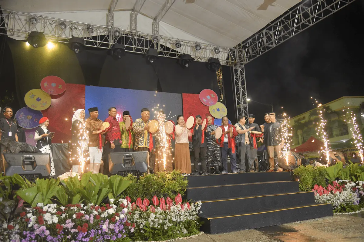 Wali Kota Semarang Agustina Wilujeng mengenakan busana tempo dulu saat membuka Festival Pasar Rakyat Dugderan 2026 di Alun-alun Kauman.