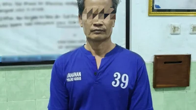 Tersangka penipuan modus masuk RSUD Kudus saat diamankan di Mapolres Kudus.