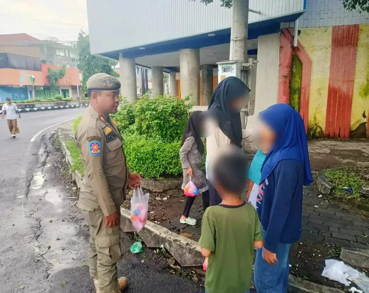 Petugas Satpol PP Kabupaten Pemalang memberikan pembinaan kepada sekelompok anak dan remaja yang kedapatan membawa balon air dan petasan di kawasan Alun-alun guna mencegah aksi tawuran.