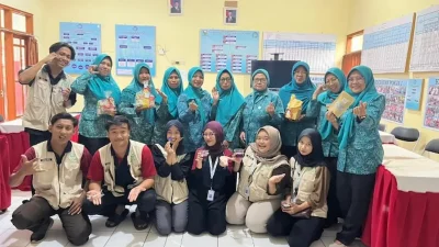 Suasana pelatihan pengolahan teh bunga telang oleh Mahasiswa KKN UPGRIS bersama ibu-ibu anggota PKK Kelurahan Langensari, Semarang.