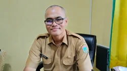 Kepala Puskesmas Dersalam, dr. Tektona Graha Sanjaya, tengah memberikan tips puasa sehat Ramadan di ruang kerjanya.
