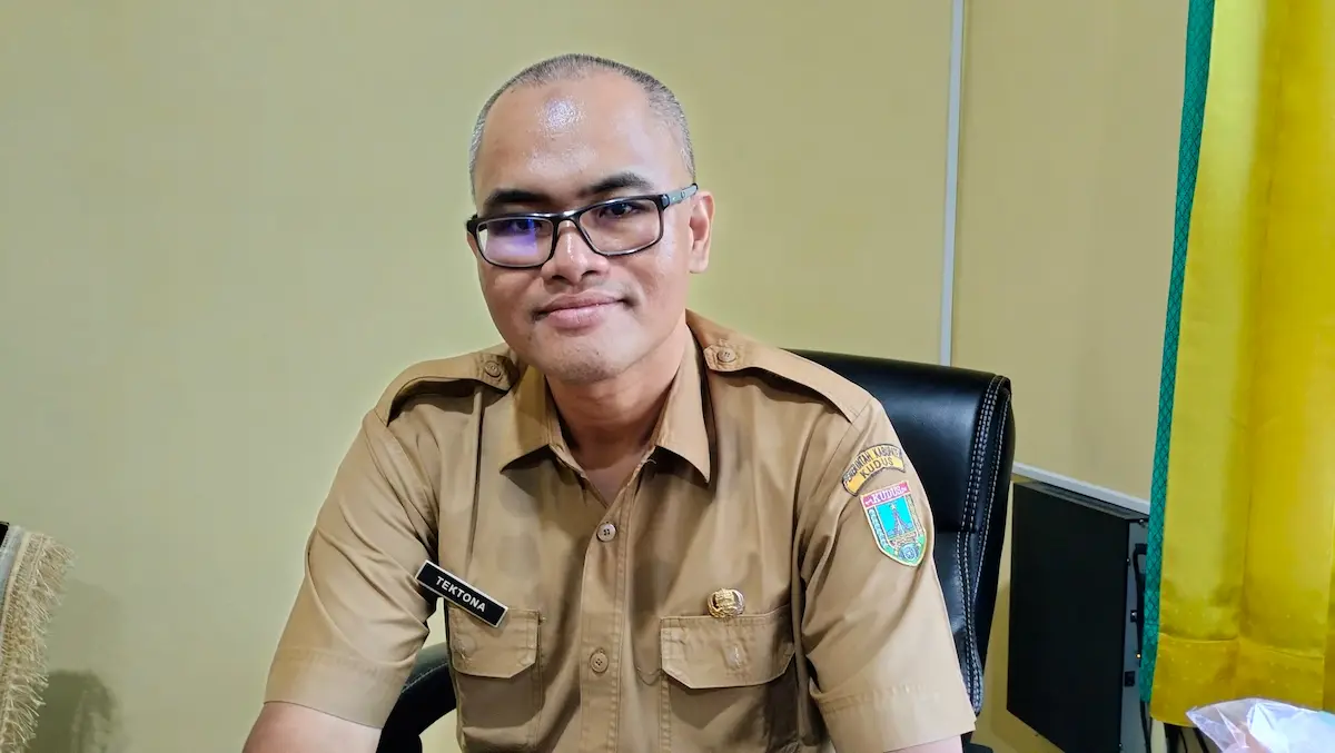 Kepala Puskesmas Dersalam, dr. Tektona Graha Sanjaya, tengah memberikan tips puasa sehat Ramadan di ruang kerjanya.