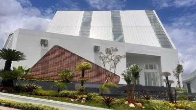 Kemegahan arsitektur futuristik Masjid Baitul Fawwaz Kudus yang dikenal sebagai Masjid Kotak, terletak di Desa Kajar, Kecamatan Dawe.