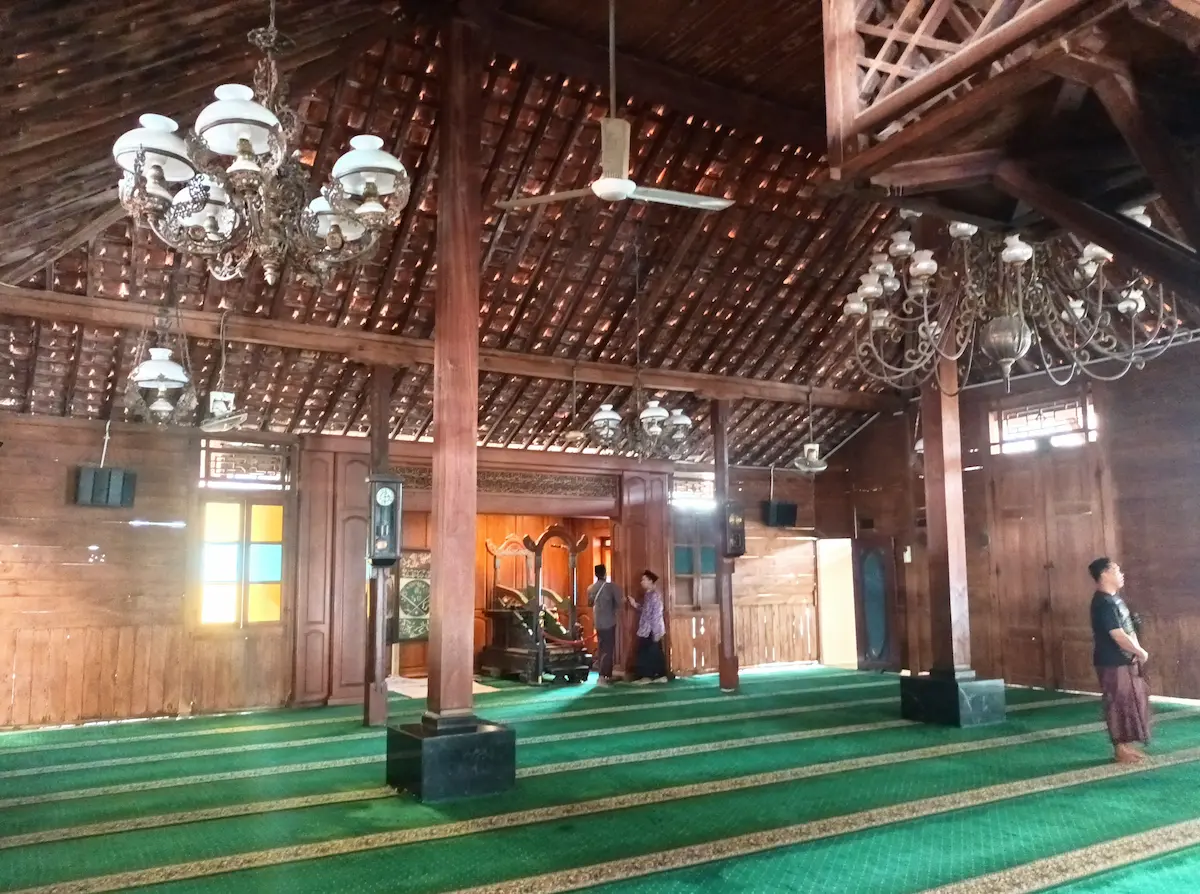 Suasana menyejukkan di area dalam Masjid Jami Kajen Pati yang menampilkan keindahan arsitektur soko kayu jati bergaya Jawa Kuno.