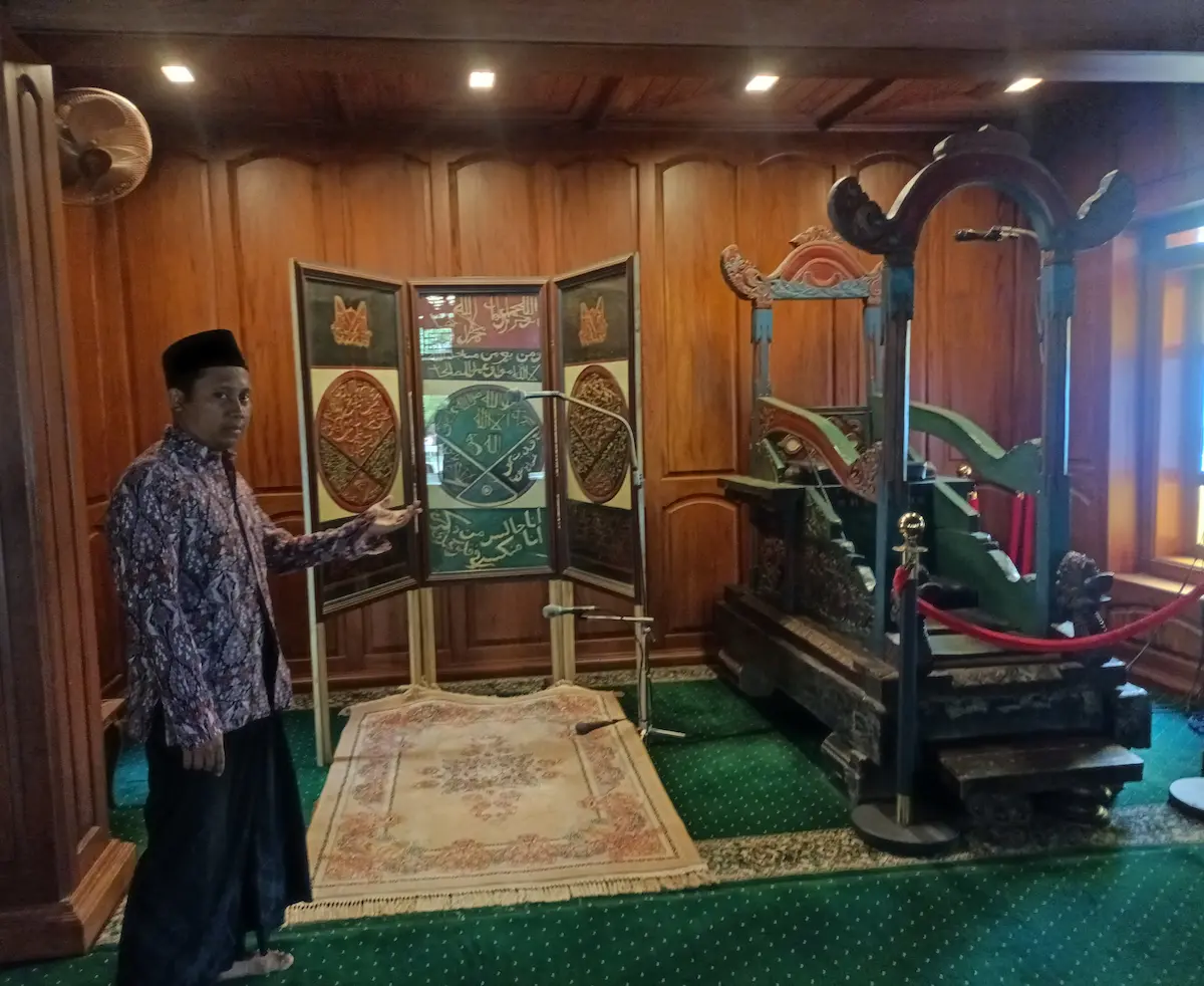 Koordinator Islamic Center Kajen, Mohammad Azwar Anas menunjukkan peninggalan papan bersurat dan mimbar khotbah di Masjid Jami’ Kajen