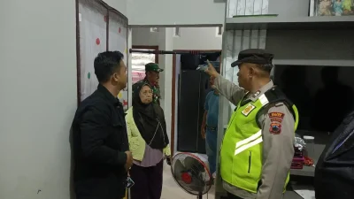 Jajaran personel Polres Demak saat mendatangi rumah duka di Perumahan Tlogo Baru Asri, Mranggen