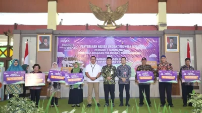Pemimpin Bank Jateng Cabang Slawi Totok Kusmintarjo menyerahkan simbolis hadiah Undian Tabungan Bima didampingi Bupati Tegal.