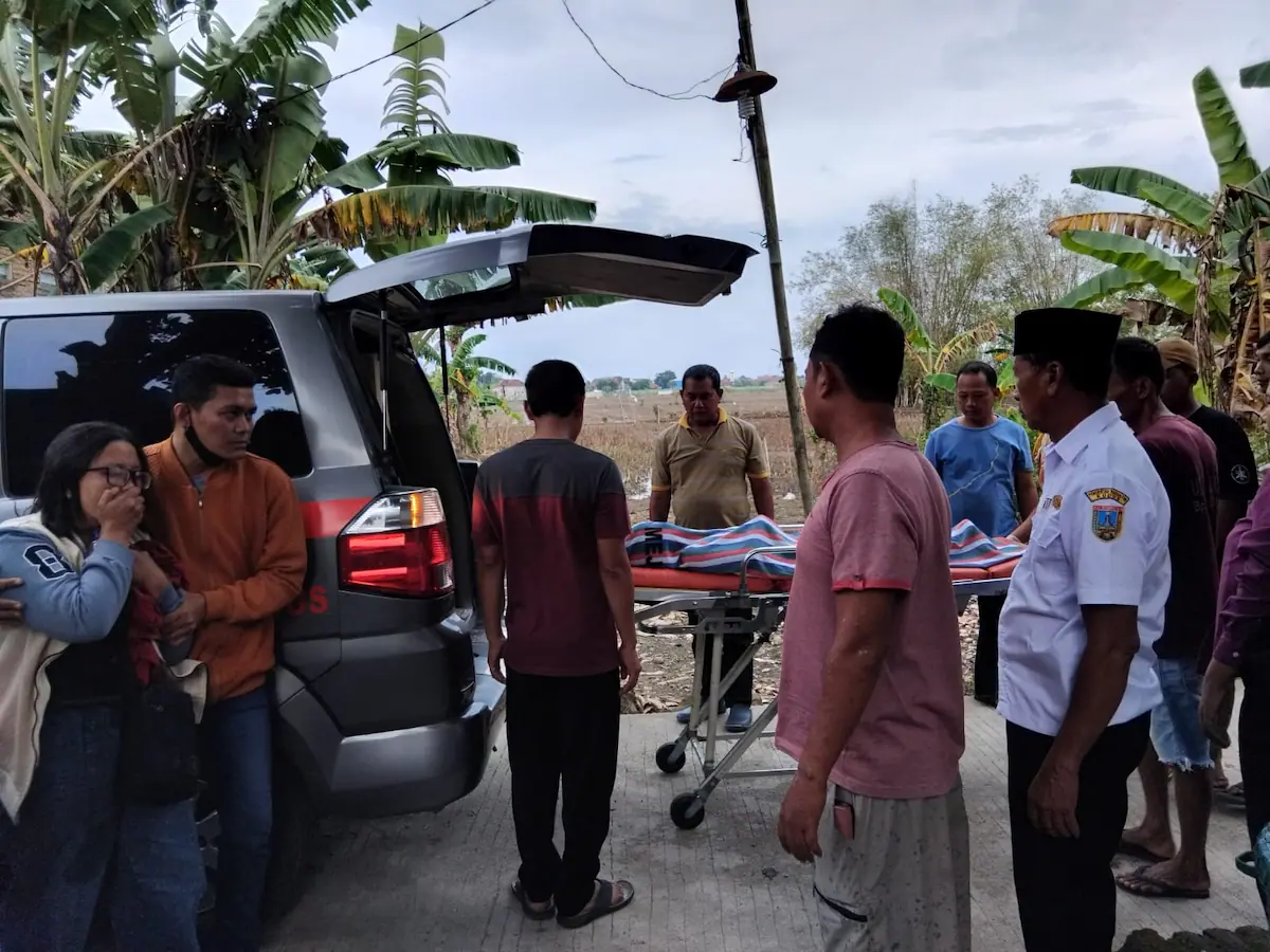 Suasana duka menyelimuti proses evakuasi jenazah AR (10), bocah yang ditemukan tewas tenggelam di Sungai Sekunder Setro, Kecamatan Mejobo, Kudus