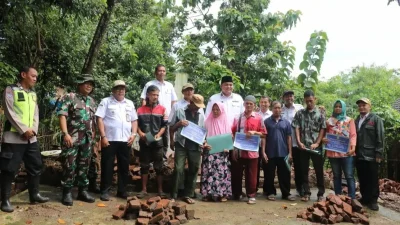 Bupati Jepara Witiarso Utomo menyerahkan bantuan RTLH secara simbolis didampingi Pimpinan Bank Jateng di Desa Welahan.
