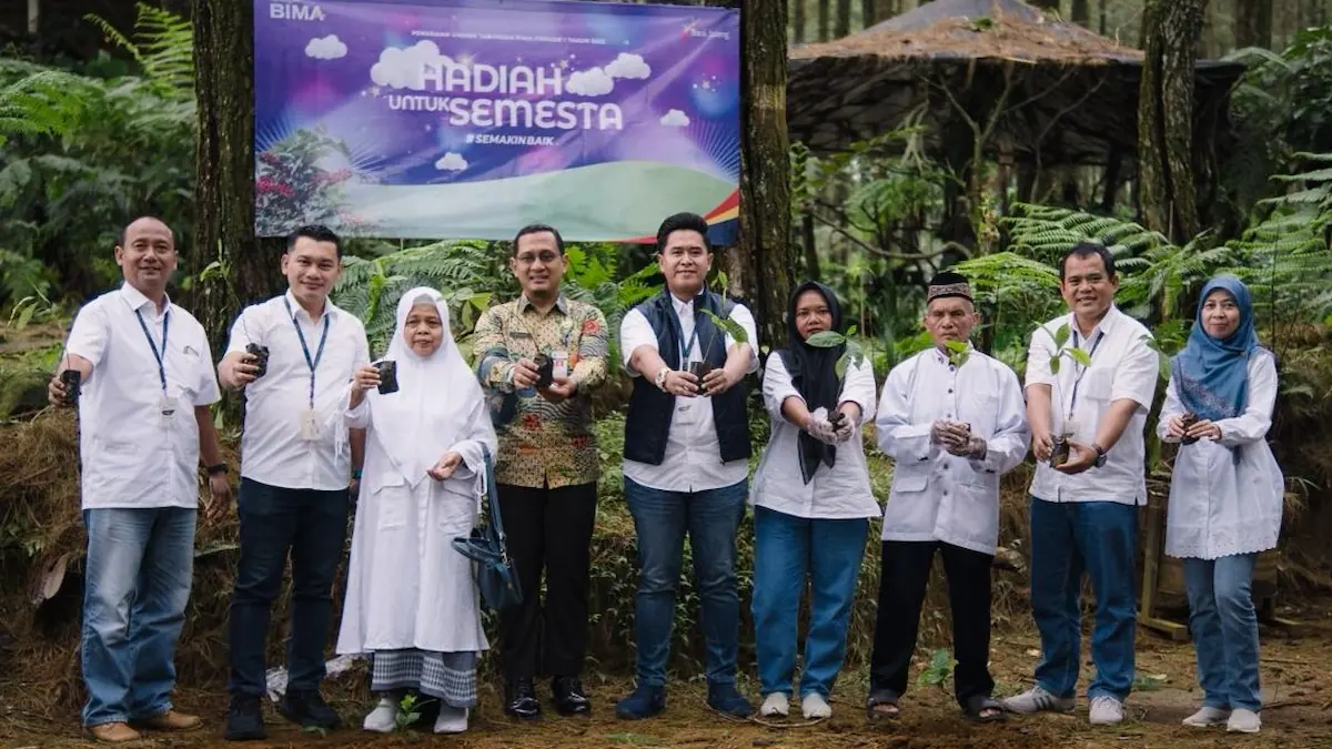 Penyerahan simbolis hadiah undian Tabungan BIMA Bank Jateng Cabang Batang diiringi kegiatan penanaman pohon kopi.