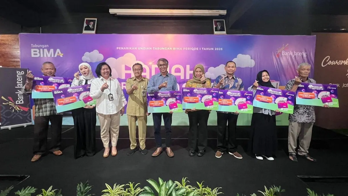 Penyerahan simbolis hadiah Undian Tabungan Bima senilai Rp 75 juta oleh Bank Jateng Surakarta kepada pemenang.