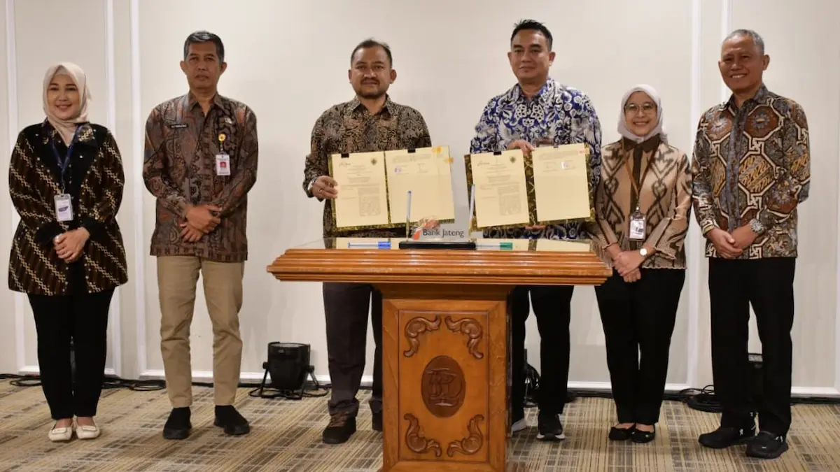Direktur Utama Bank Jateng Irianto Harko Saputro dan Bupati Pemalang Anom Widiyantoro berjabat tangan usai penandatanganan kerja sama pembangunan daerah.