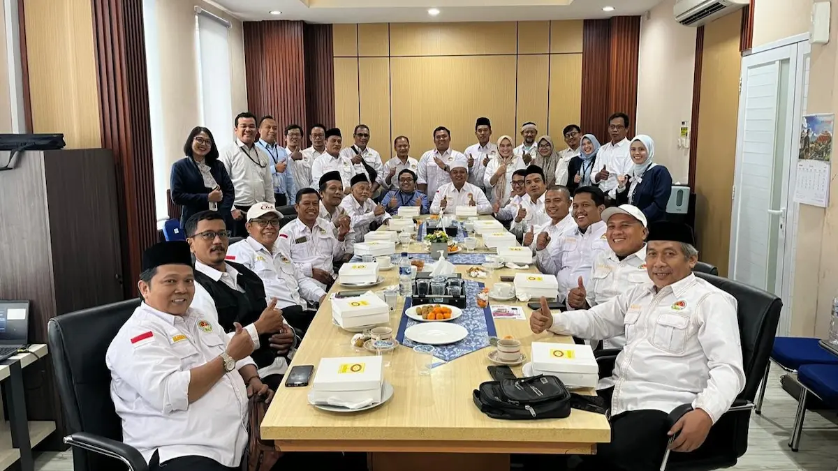Pemimpin Bank Jateng Cabang Jakarta Anugrah Sigit Yanuar berfoto bersama Ketua Umum HIPWIN Rojikin usai pertemuan strategis.